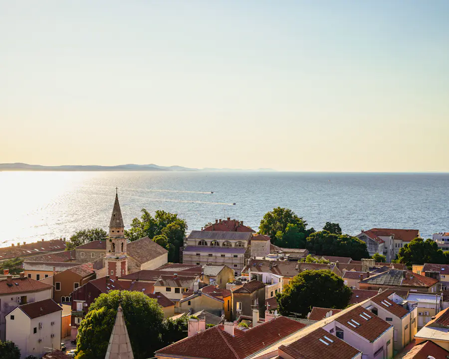 Toits et mer à Zadar, en Croatie